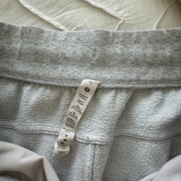 Lululemon scuba joggers great condition - Picture 4 of 7
